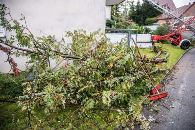 Winterbach: Windhose verwuestet Strassenzug - Daecher abgedeckt 